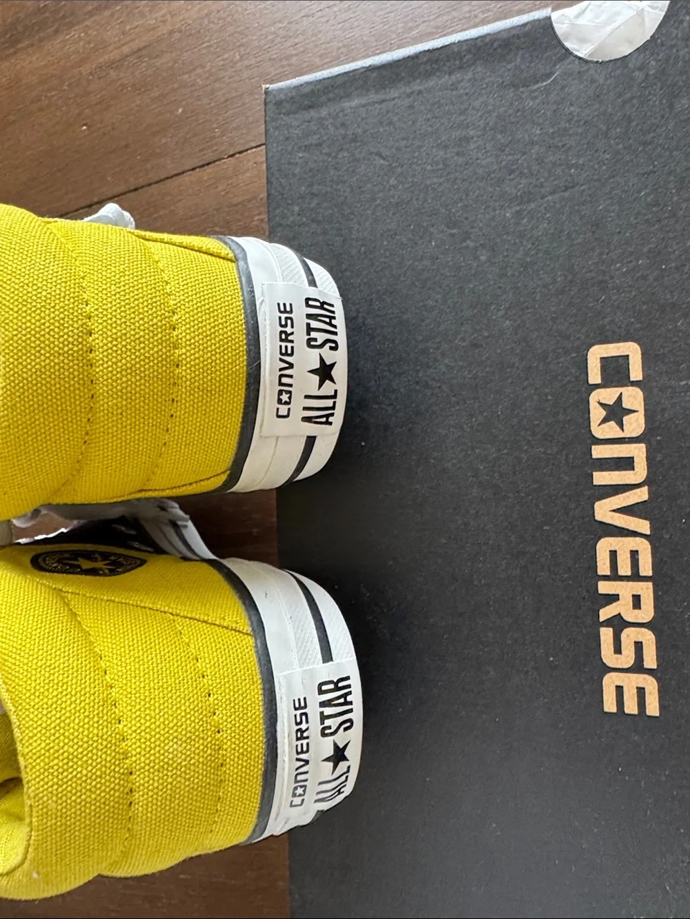 New size 2 Converse Chuck Taylor Converse All Star Axel mid-top sneaker